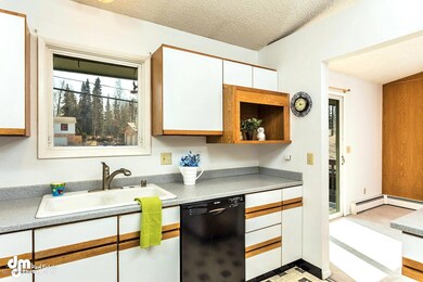 2720 Lexington Circle-large-004-Kitchen-