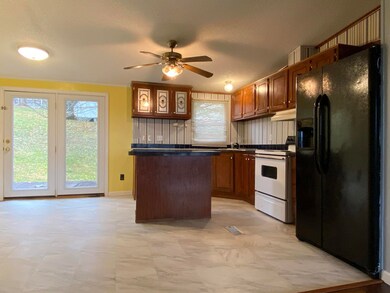 Large Kitchen w/Dining