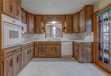 KITCHEN  WITH LOADS OF CABINETS SEE THRU TO GREAT 