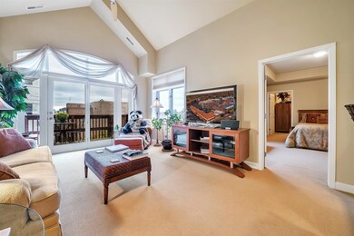 (4) Living Room