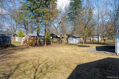 huge fenced yd and clarkston schools