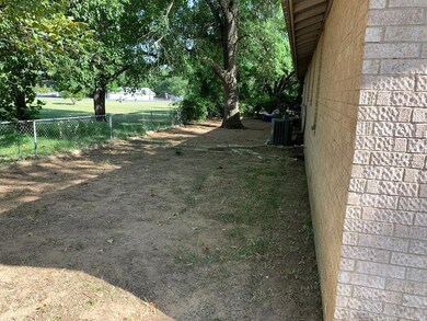 404 W Burbank St, Fredericksburg, TX 78624 - photo 5