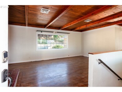 Living Room/Entrance