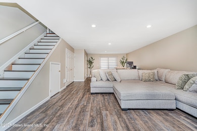 27 Berry Ct unit 565, Staten Island, NY 10309 - photo 7