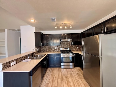 Kitchen featuring stainless steel appliances, und