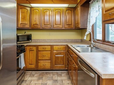 16 Seneca St, Shrewsbury, MA 01545 - photo 6