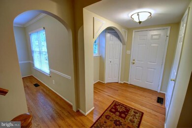 10125 Schoolhouse Woods Ct, Burke, VA 22015 - photo 4