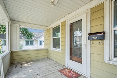 826 Daniels St NE, Cedar Rapids, IA 52402 - photo 4