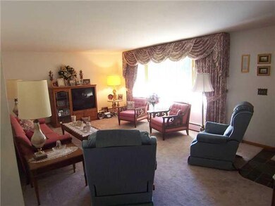 Living Room. VERY NICE LIVING ROOM.