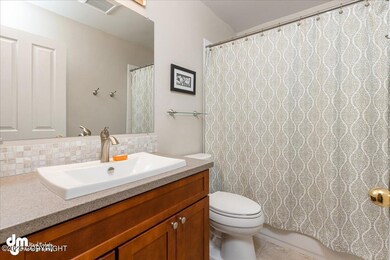 25-Upstairs Bath 20230414-DW-6387