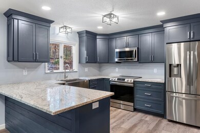 33 Mammoth Rd, Londonderry, NH 03053 - photo 3