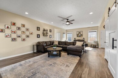 Living Room-1619 Metcalfe Ave - 04