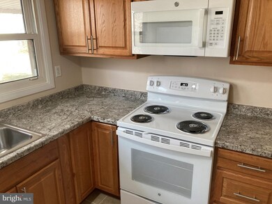 15758 Pointer Ridge Dr, Bowie, MD 20716 - photo 4