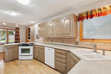 909 39th St, West Des Moines, IA 50265 - photo 3