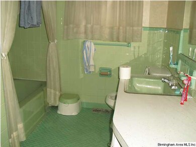 Large shared bath wit tub/shower combination