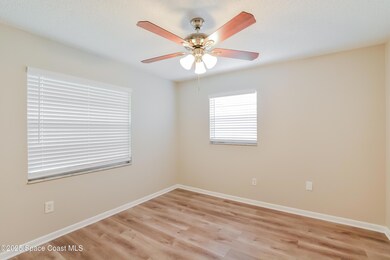 008-photo-main-bedroom-11112877