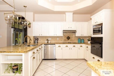 Very finctional kitchen with counter space and upg