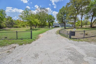 1340 Oakridge Rd, Azle, TX 76020 - photo 4