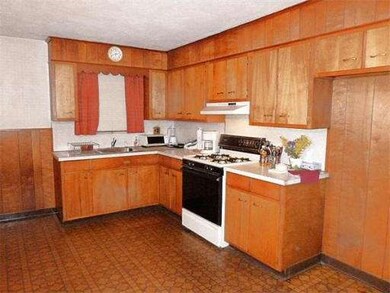 7 Leyden St, Medford, MA 02155 - photo 4