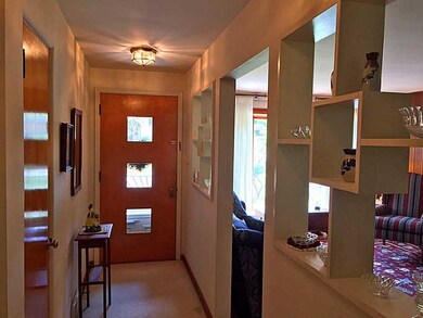 Entry/Foyer.