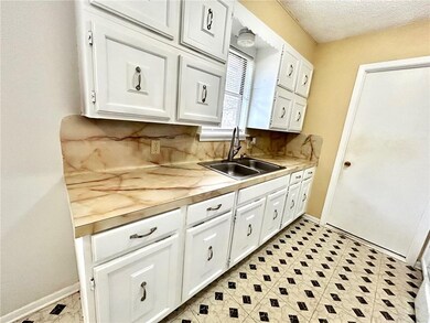 1209 Fairview Dr, Beeville, TX 78102 - photo 2