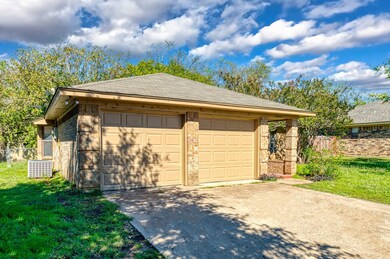 1202 Sandstone Dr, Cleburne, TX 76033 - photo 2