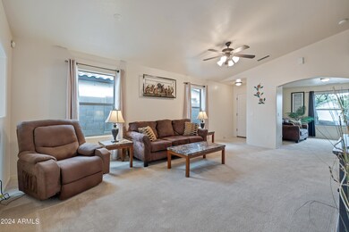 Living room w:Open den space