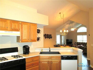Awesome kitchen w/snack bar area overlooks Dining