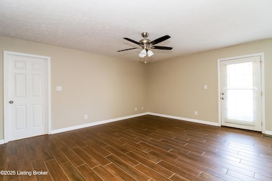 002-photo-living-room-6403918