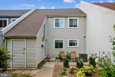 1576 Goldenrain Ct, Reston, VA 20190 - photo 2