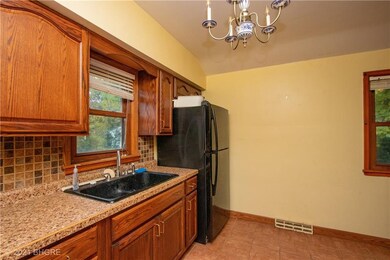 1321 E 33rd St, Des Moines, IA 50317 - photo 4