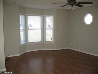 Den/Family/Great Room - Bay window, new laminate f