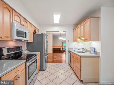 11732 Decade Ct, Reston, VA 20191 - photo 3