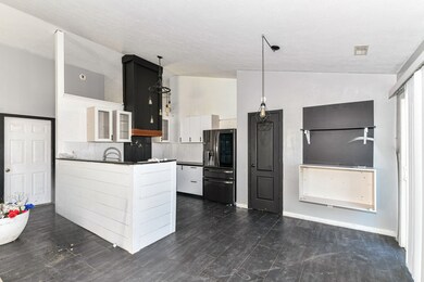 11844 Shannon Pointe Rd, Indianapolis, IN 46229 - photo 7