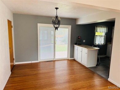 1233 W Jefferson St, Vandalia, IL 62471 - photo 5