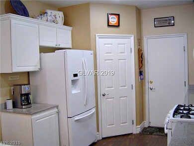 Walk in pantry & direct convenient from the garage