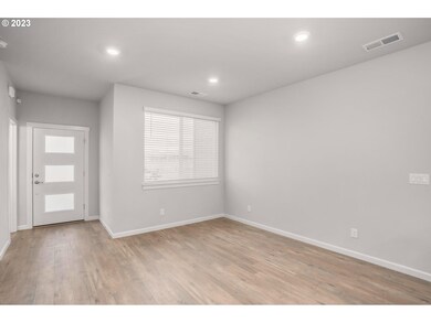 Living Room/Entrance