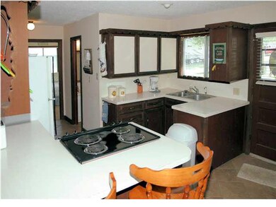 KITCHEN (12.2 x 9.8)