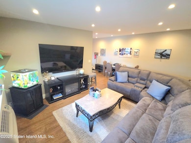 400 Maryland Ave unit 3d, Staten Island, NY 10305 - photo 2