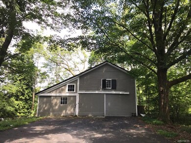 Garage/barn.
