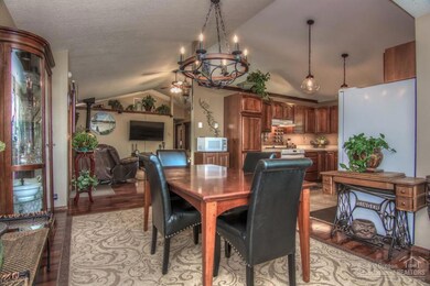 2353 SW Salmon Ave, Redmond, OR 97756 - photo 6