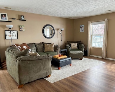 481 Wellsleyglen Dr, Columbus, OH 43207 - photo 2