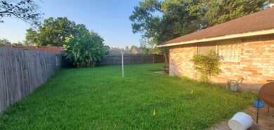 1914 Rainy River Dr, Houston, TX 77088 - photo 3