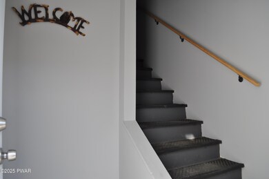 25 Lizzy Ln unit 2nd floor, Waymart, PA 18472 - photo 2