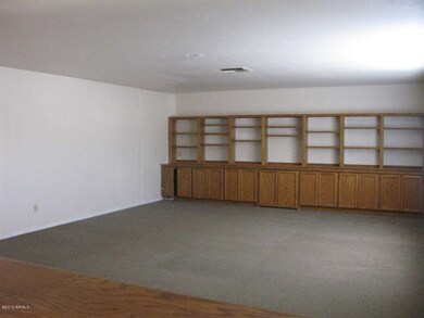 Extra Large Living room w/Built Ins