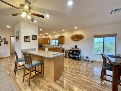 Kitchen with breakfast bar