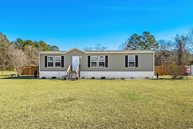 Manufactured / mobile home featuring a front lawn