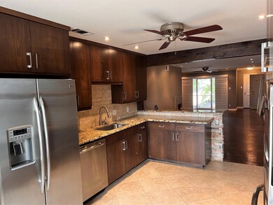 Kitchen with dishwashing machine, kitchen peninsul