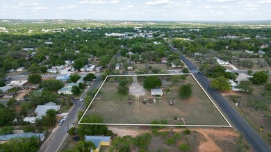 528 S Milam St, Fredericksburg, TX 78624 - photo 2