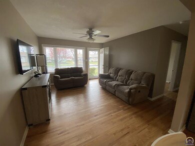 5301 SW 31st St, Topeka, KS 66614 - photo 2